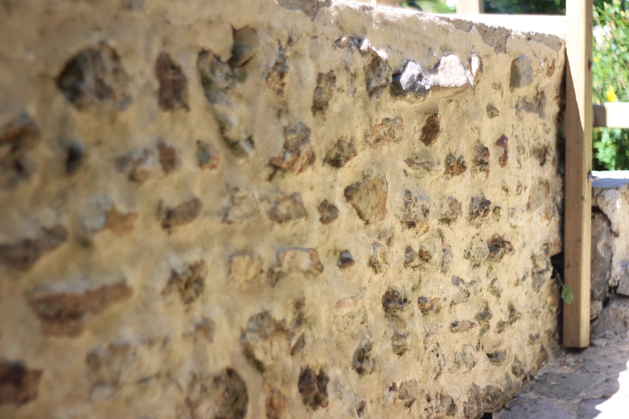 Refaire les joints d'un mur en pierre